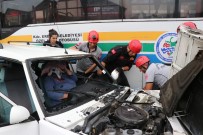 KADIN SÜRÜCÜ - Kaza Yaptığı Otomobilde Sıkışan Kadın Böyle Kurtarıldı