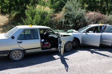Malatya'da İki Otomobil Kafa Kafaya Çarpıştı Açıklaması 1 Ölü, 2 Yaralı