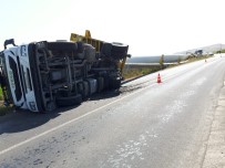 TIR ŞOFÖRÜ - Menemen'de Rüzgar Türbininin Kanadını Taşıyan Tır Devrildi