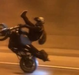 HALIÇ KÖPRÜSÜ - (Özel) Dolmabahçe Tüneli'nde Motosikletli Maganda Deponun Üstüne Oturup Tek Tekerlek Üzerinde Gitti