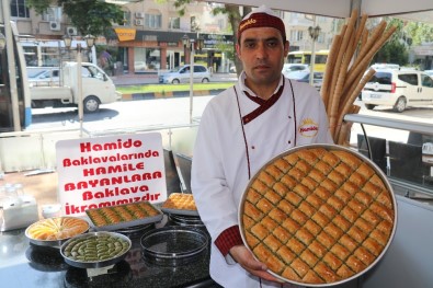 Saldırıyı Kınayan Gaziantepli Baklavacılardan Hamile Kadınlara Baklava Bedava