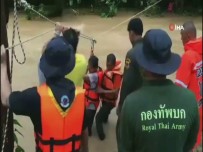 KURTARMA OPERASYONU - Selde Mahsur Kalan Öğrenciler Nehre Gerilen İple Kurtarıldı