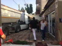 SERVİS OTOBÜSÜ - Servis Otobüsü İle Hafriyat Kamyonu Çarpıştı Açıklaması 2'Si Ağır 13 Yaralı