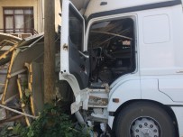 SERVİS OTOBÜSÜ - Servis Otobüsü İle Hafriyat Kamyonu Çarpıştı Açıklaması2'si Ağır 13 Yaralı