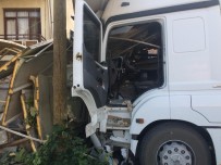 SERVİS OTOBÜSÜ - Servis Otobüsü İle Hafriyat Kamyonu Çarpıştı, Kamyon Kahvehaneye Daldı Açıklaması 2'Si Ağır 13 Yaralı