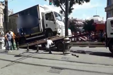 Sirkeci'de Yolda Kalan Kamyonet Trafik Çekicisine Zor Anlar Yaşattı