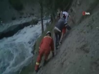 MAHSUR KALDI - Taşan Nehirde Mahsur Kalan 38 Turist Kurtarıldı