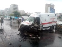 SAĞLIK GÖREVLİSİ - D-100 Karayolunda Kontrolden Çıkan Ambulans Tabela Direğine Çarptı, 3 Yaralı