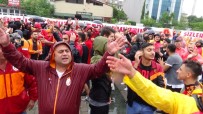 İSTANBUL ADLIYESI - Galatasaray Taraftarı Kritik Dava Öncesi Adliyeye Akın Etti