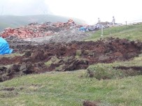 İŞ MAKİNESİ - Gümüşhane'de Yaylalardaki Kaçak Yapıların Yıkımında Arbede Çıktı