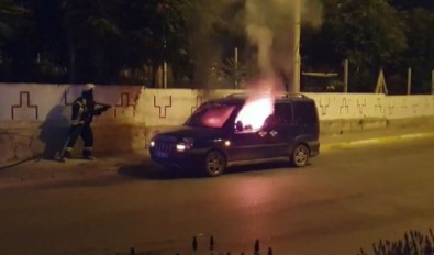 Karaman'da Park Halindeki Hafif Ticari Araç Yandı