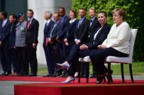 DANİMARKA BAŞBAKANI - Merkel'in titremesine sandalyeli önlem