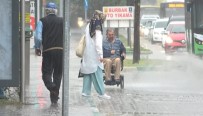 ENGELLİ VATANDAŞ - (Özel) Bursa'da Sağanak Yağış Altında Engelli Adamın Zor Anları