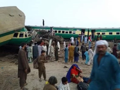 Pakistan'da Tren Kazası Açıklaması En Az 11 Ölü