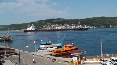 300 Metrelik Dev Tanker Çanakkale Boğazı'nı Kapattı