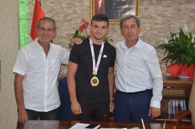 Ağırlığının 3 Katını Kaldıran Eskişehirli Milli Sporcu Başkan Durgut'u Ziyaret Etti
