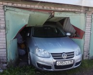 KADIN SÜRÜCÜ - Rus Sürücü Yanlışlıkla Komşusunun Garajına Daldı