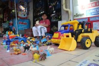 KÜÇÜK ÇOCUK - Sokakta Oyuncaklarını Satışa Çıkardı