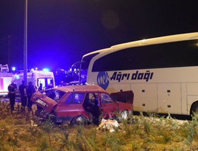 Sivas'ta yolcu otobüsü ile otomobil çarpıştı: 3 ölü, 1 yaralı