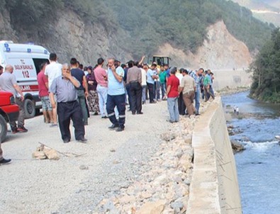 Yolcu minibüsü dereye devrildi! Ölü ve yaralılar var