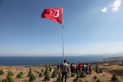 Ahlatlı Şehidin Anısına Bayrak Dikildi