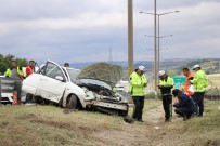 ÜMİT KAYA - Kontrolden Çıkan Otomobil Refüje Uçtu Açıklaması 5 Yaralı
