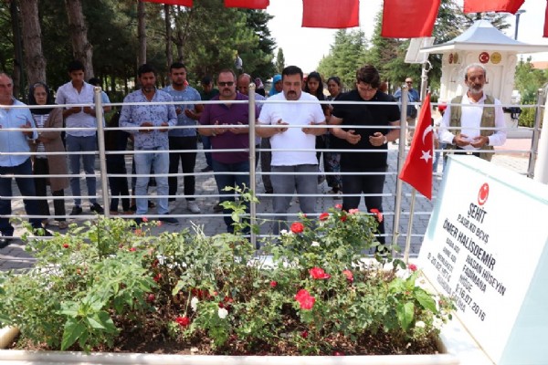 Şehit Halisdemir'in kabrine ziyaretçi akını