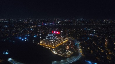 (ÖZEL) Çamlıca Camii'nde 15 Temmuz'a Özel Dev Led Türk Bayrağı