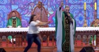 SAO PAULO - 'Şişman Kadınlar Cennete Giremez' Diyen Papazı Sahneden Attı