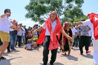 ÇEVRE KIRLILIĞI - Turistler Otelden Çıkmayınca Esnaf, Otellerin Önünde Göbek Attı, Halay Çekti