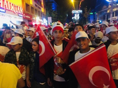 Yaz Kampında Bulunan Gençlerden 15 Temmuz Etkinliklerine Destek