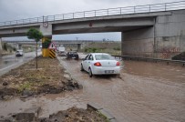 Afyonkarahisar-İzmir Karayolunda Biriken Su Uzun Araç Kuyrukları Oluşturdu