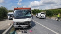 HADıMKÖY - Arnavutköy'de Trafik Kazası Açıklaması 2 Yaralı