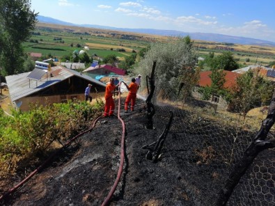 Bahçe Yangını, Ev İle Ormanlık Alana Sıçramadan Söndürüldü