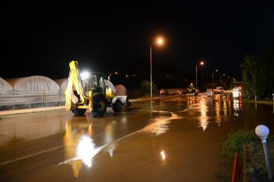 Kumluca'da İçme Suyu Hattında Boru Patladı, Üç Mahalle Susuz  Kaldı