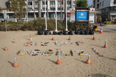 Topladıkları Atıklardan 'Biz Çöp Değiliz' Yazıp, Plajda Sergilediler
