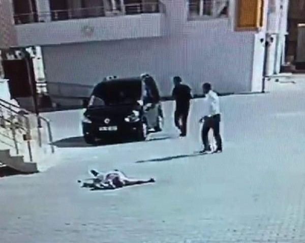 Önce yumrukladı sonra üzerinden arabayla ezdi