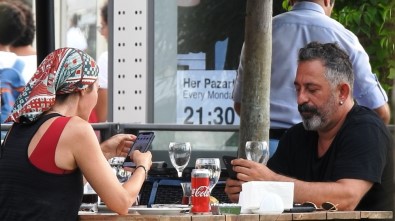 Cem Yılmaz'ın Yaşlı Hali Defne Samyeli'yi Kahkahalara Boğdu