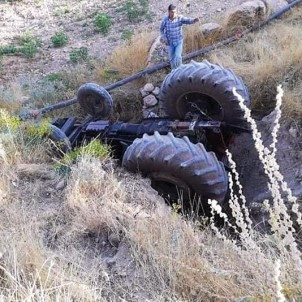Diyarbakır'da Traktör Şarampole Yuvarlandı Açıklaması 1 Yaralı
