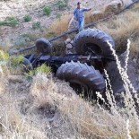 HASAN GÜNDÜZ - Diyarbakır'da Traktör Şarampole Yuvarlandı Açıklaması 1 Yaralı