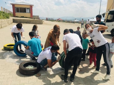 Gönüllülerle Çocuklar Kütüphane İnşa Etti