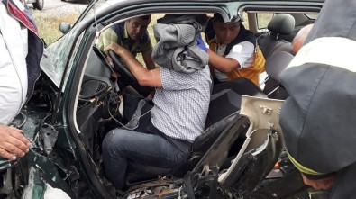 Sandıklı'da Otomobil İle Minibüs Çarpıştı Açıklaması 4 Yaralı