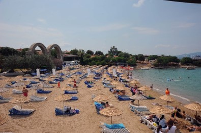 Seferihisar'da 8 Halk Plajı Mavi Bayrak Aldı