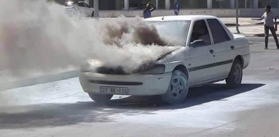 Cadde Ortasında Alev Alan Otomobili Vatandaşlar Söndürdü