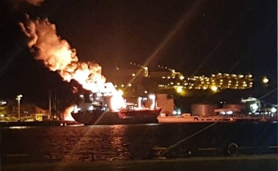 İzmir'de Gemi Yangını