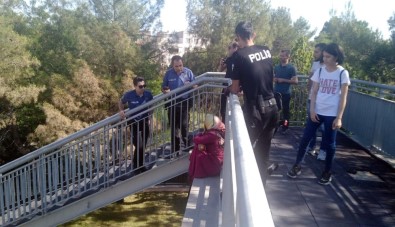 Korkuluklarda Oturan Kadın Ekipleri Harekete Geçirdi