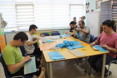 (Özel) Zeytinburnu'nda Engelli Çocuklar Hem Üretiyor Hem Tedavi Oluyor