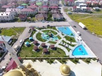 PIYADE - Sıcaktan Bunalan Çocuklar Süs Havuzuna Akın Etti