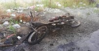 ÇÖP TENEKESİ - Yanan Motosikleti İtfaiye Söndürdü