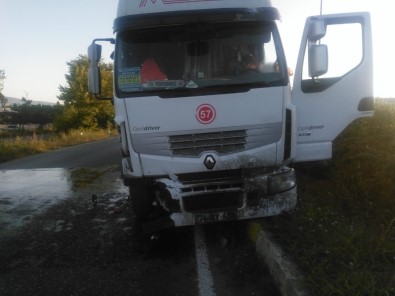 Zonguldak'ta Otomobil İle Kamyon Çarpıştı Açıklaması 2 Yaralı